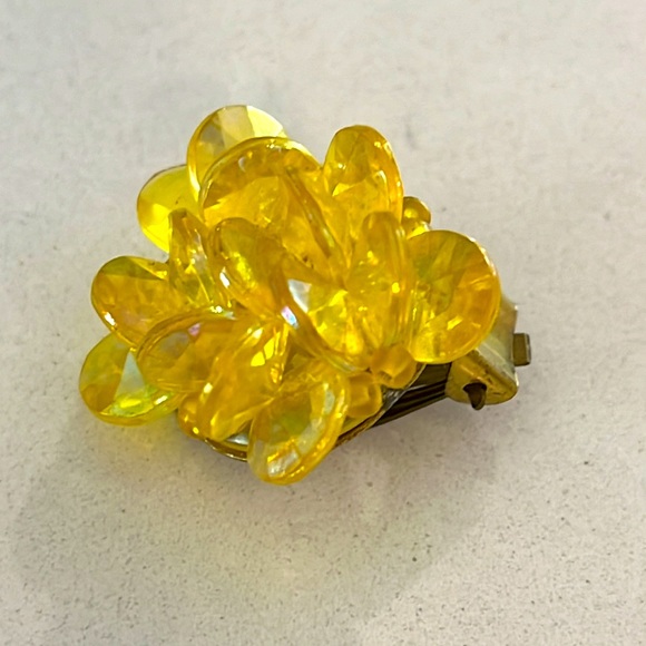 Vintage clip on yellow plastic bobble earrings - Picture 2 of 3